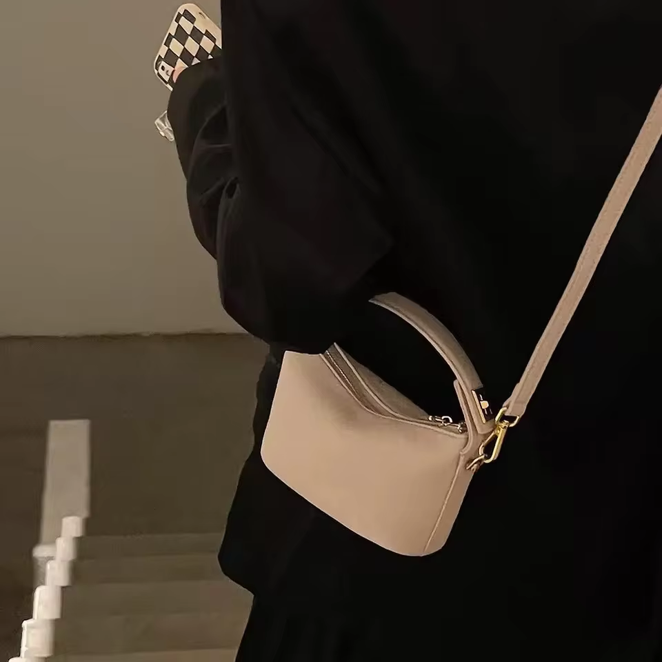 Simple and retro handbag, crossbody bag, soft leather small square bag